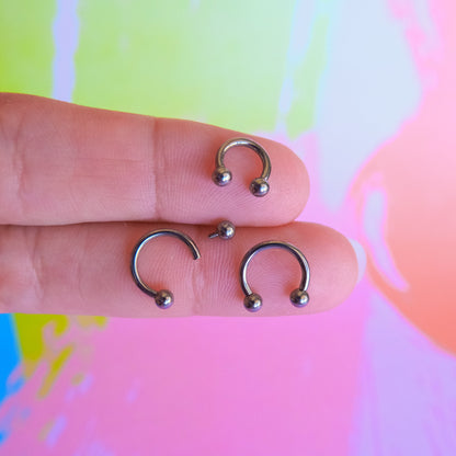 Titanium internally threaded horseshoe